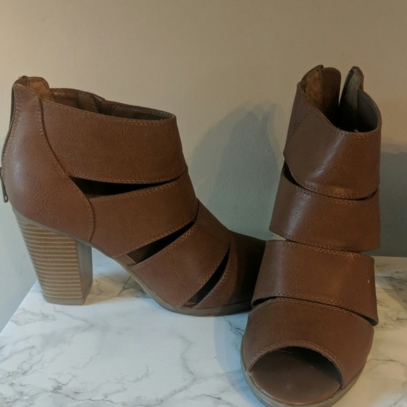 Open toed booties - Picture 1 of 3